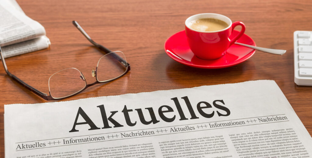 Zeitung mit einer Tasse Kaffee