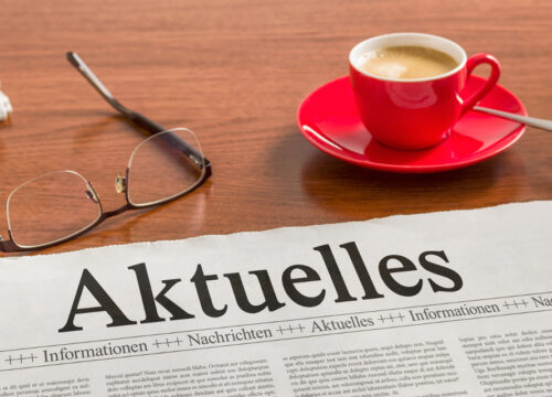 Zeitung mit einer Tasse Kaffee